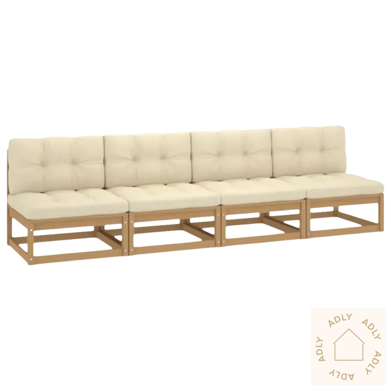 Foto av fire-delt heltre furu ute-sofa med beige puter, perfekt for avslapping