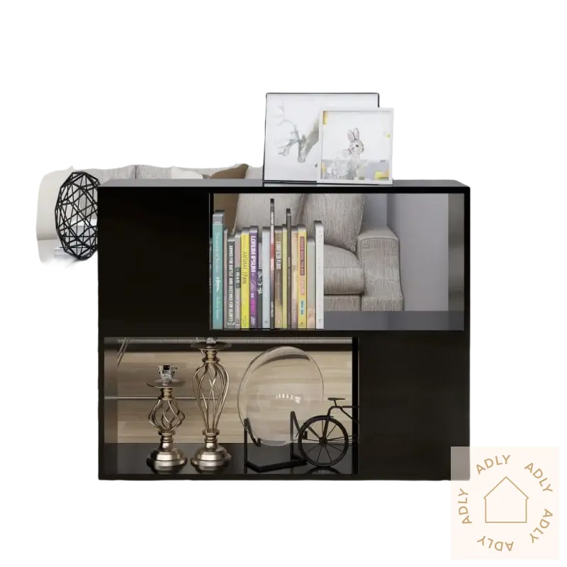 Sort elegant tv-benk med bøker og dekorasjoner, perfekt for møbler til hjemmet