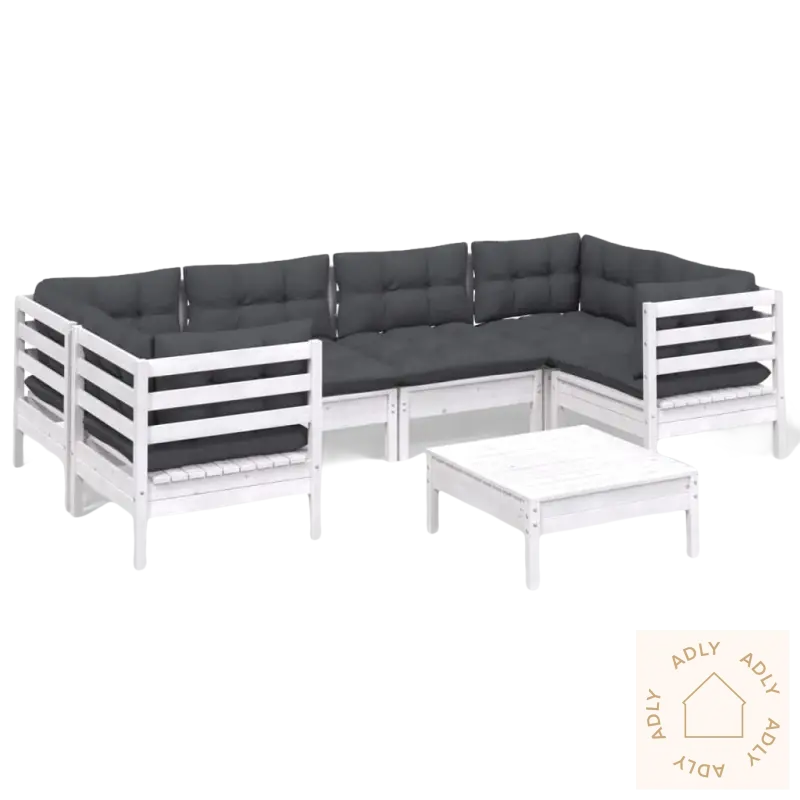 Et bilde av hvit tre-sofa med grå puter, perfekt som hagemøbler i heltre furu