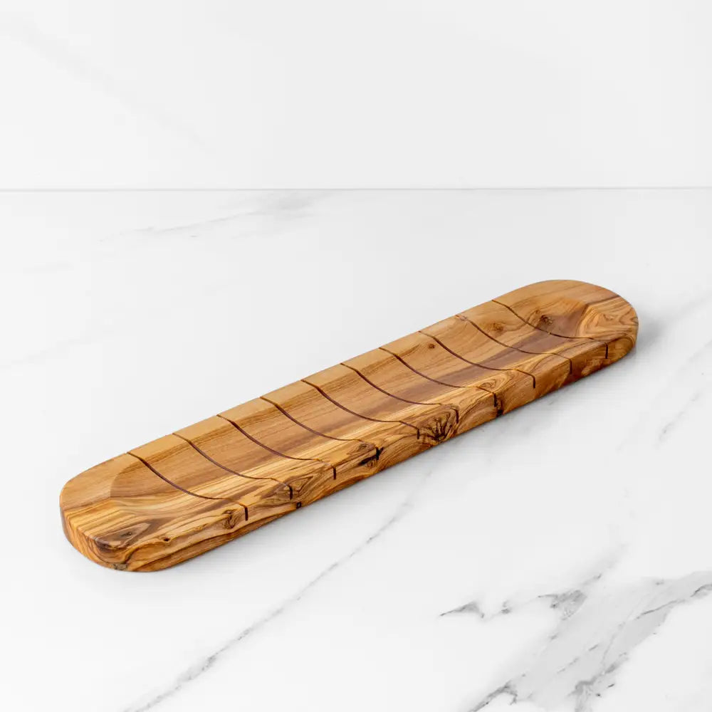 Oliven tre baguette serveringsfat på Håndlaget skjærefjøl i oliventre