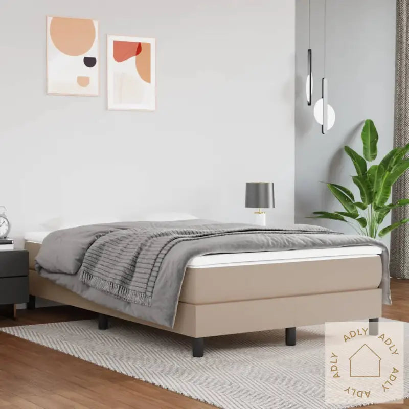 Beige upholstret seng i komfortabel fjærmadrass for en god natt med slitesterkt kunstskinn