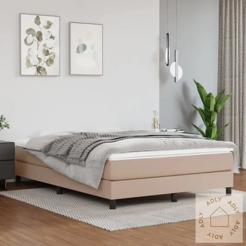 Beige upholstered bed with komfortabel fjærmadrass for behagelig søvn, slitesterkt kunstskinn