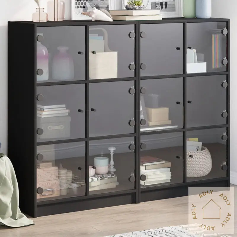 Bokhylle Med Dører Svart 136X37X109 Cm Konstruert Tre
