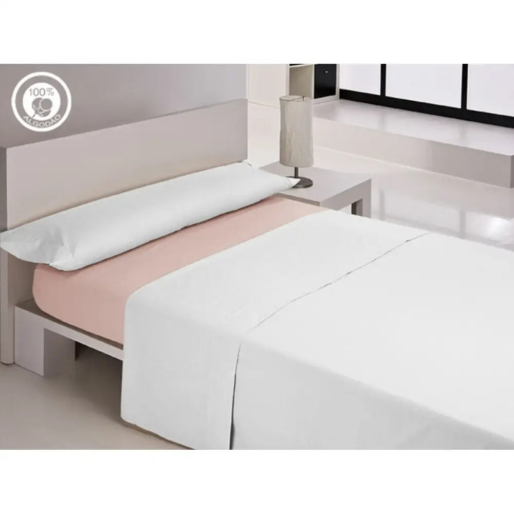 Hvite sengeservietter på seng med montert bunntrekk happy home LISOS Cotton