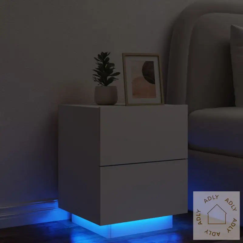 Nattbord Med Led Hvit Konstruert Tre