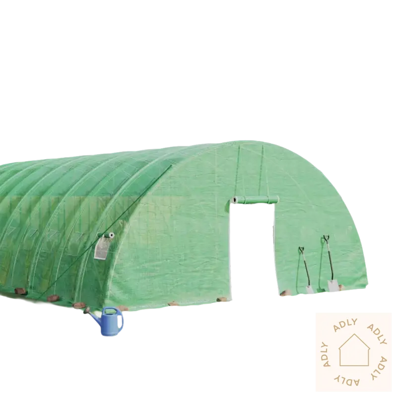 Grønt romslig drivhus i galvanisert stål med planter og hageverktøy