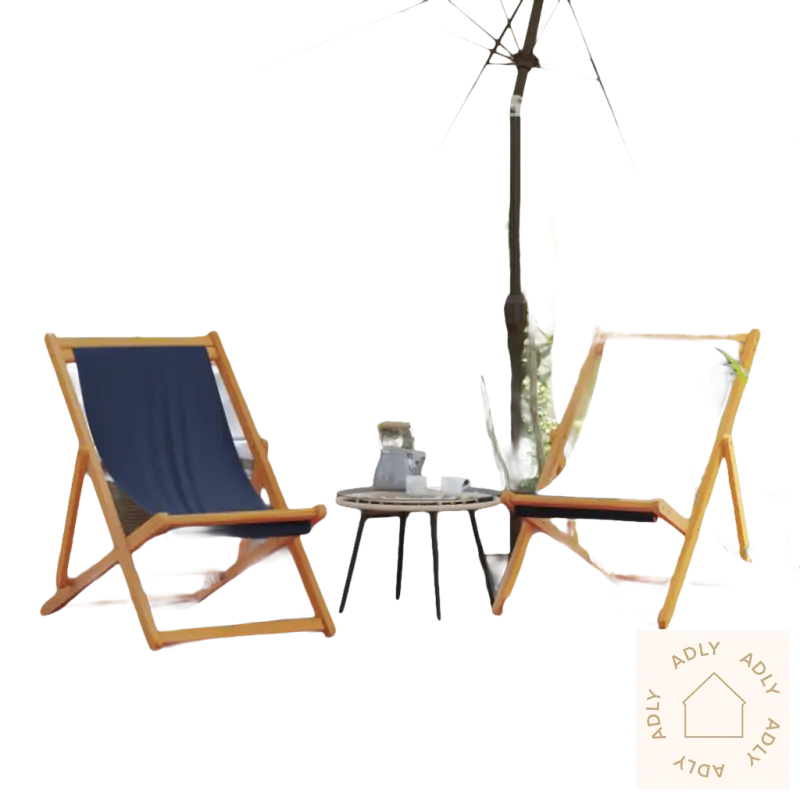 To wooden navy deck chairs i robust eukalyptustre, perfekt for enkel transport