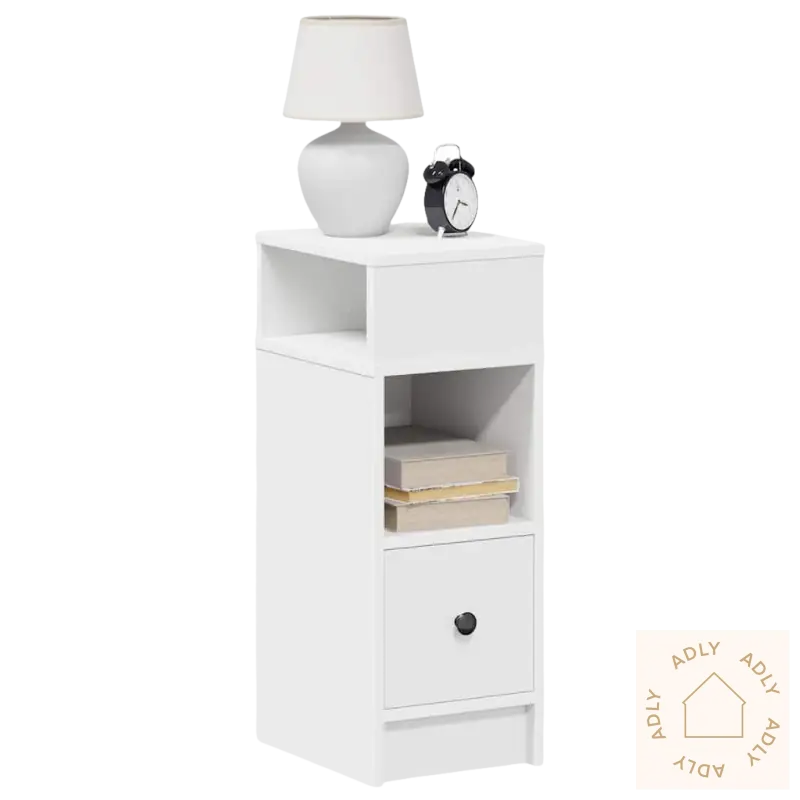 En stilig nattbord som passer perfekt ved sengen, med lampe og klokke, passer også til hagemøbler