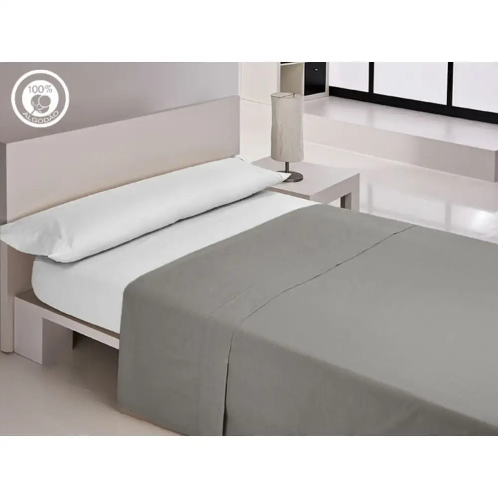 Bed med grå og hvite laken fra Topptrekk Happy Home LISOS COTTON