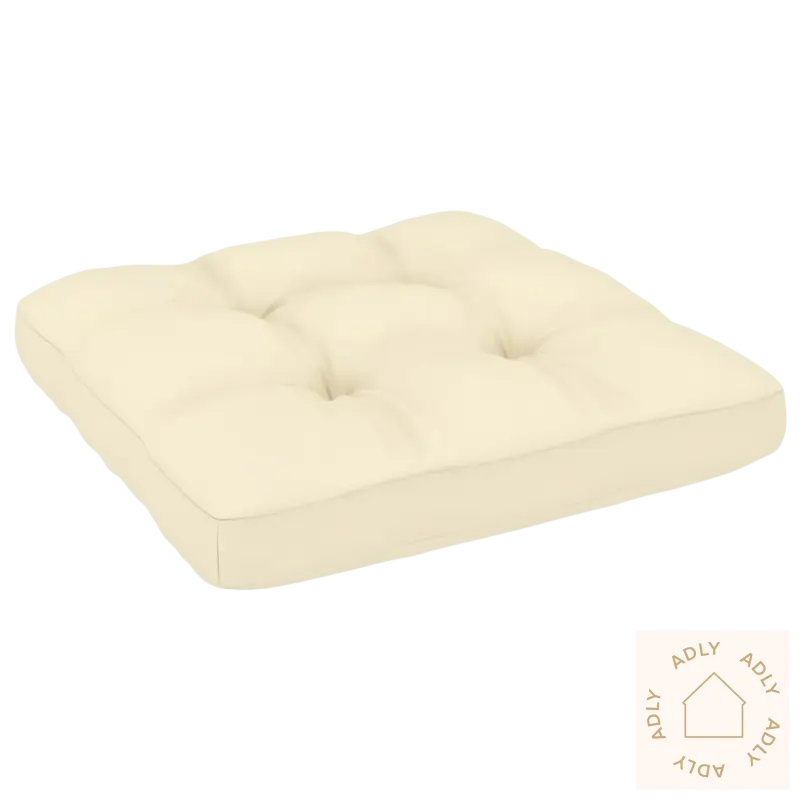 Square, tufted, kremfarget pute på heltre Furu hagesofaset med rustikk sjarm