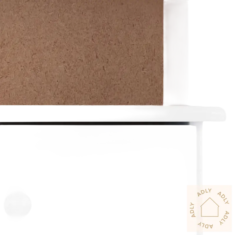 Hvitt furu bokhylle med landlig stil og corkboard for enkel oppbevaring