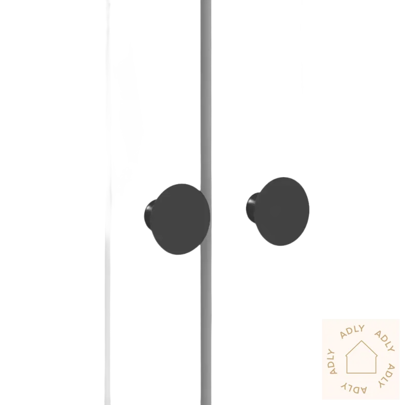 Hvitt skap med svarte runde knotter i fransk stil, perfekt for heltre furu hagemøbler