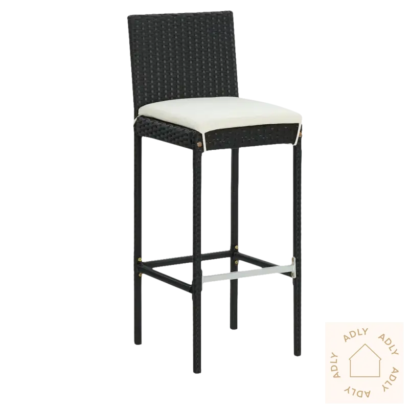 Bildet av wicker barstol med pute, perfekt for ditt elegante barsett og hagemøbler