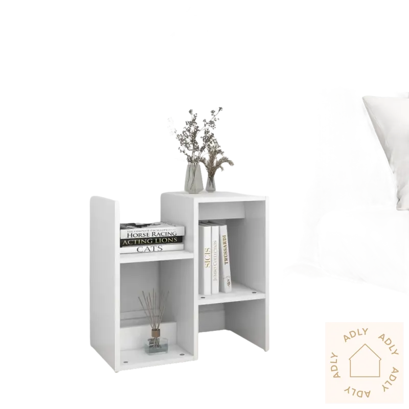 Elegant nattbordsett til hjemmet med hvit bedside table og hyller, perfekt for hagemøbler