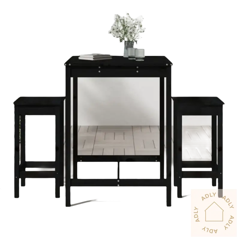 Black heltre furu hagemøbler barsett på uteplassen for relaxed sommerkvelder