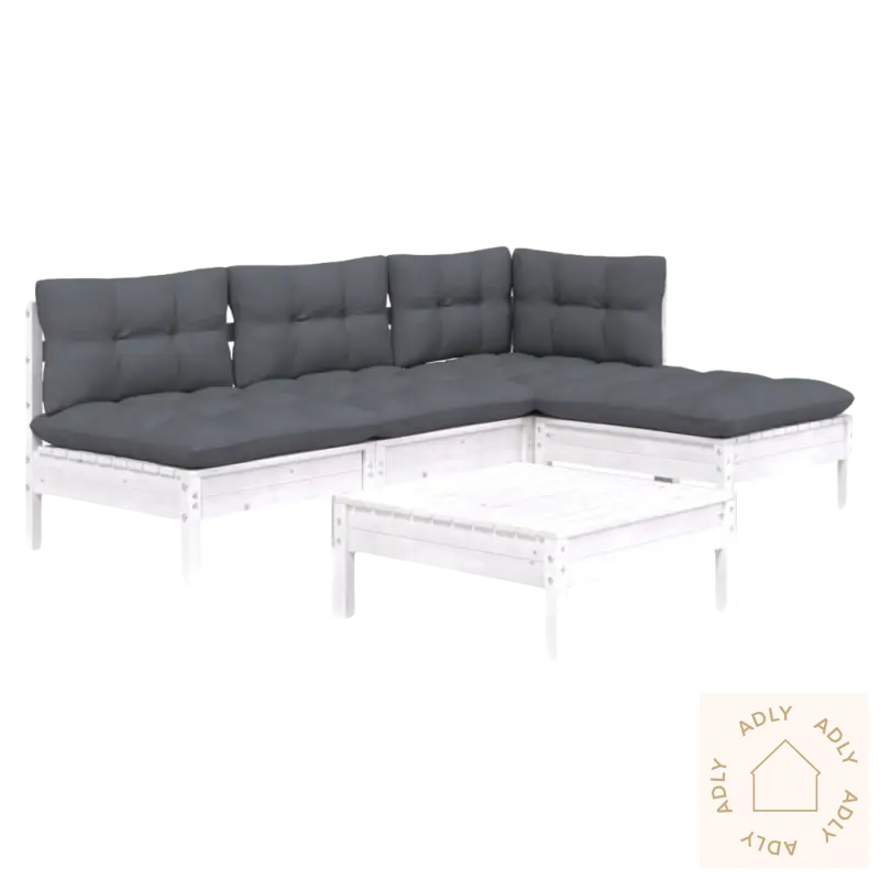 Bildet av hvit heltre furu ute-sofa med grå puter, perfekt for hagemøbler til hjemmet