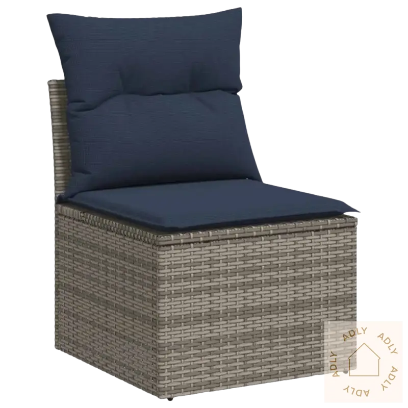 Wicker chair med navy puter i Hagesofasett av grå materiale og pulverlakkert stål
