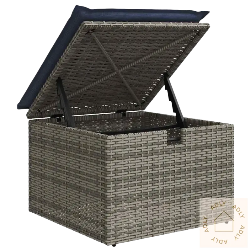 Wicker oppbevaringskiste med blå putetrekk, grå materialer og pulverlakkert stål