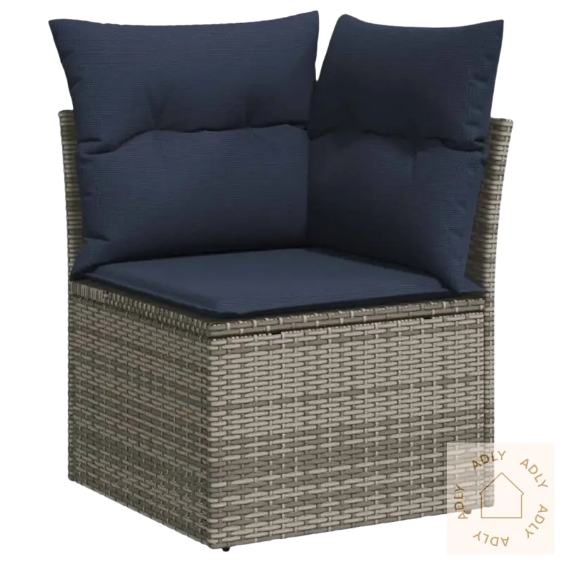 Wicker hjørnesofa med navy puter, perfekt for utendørs i grå materialer og pulverlakkert stål