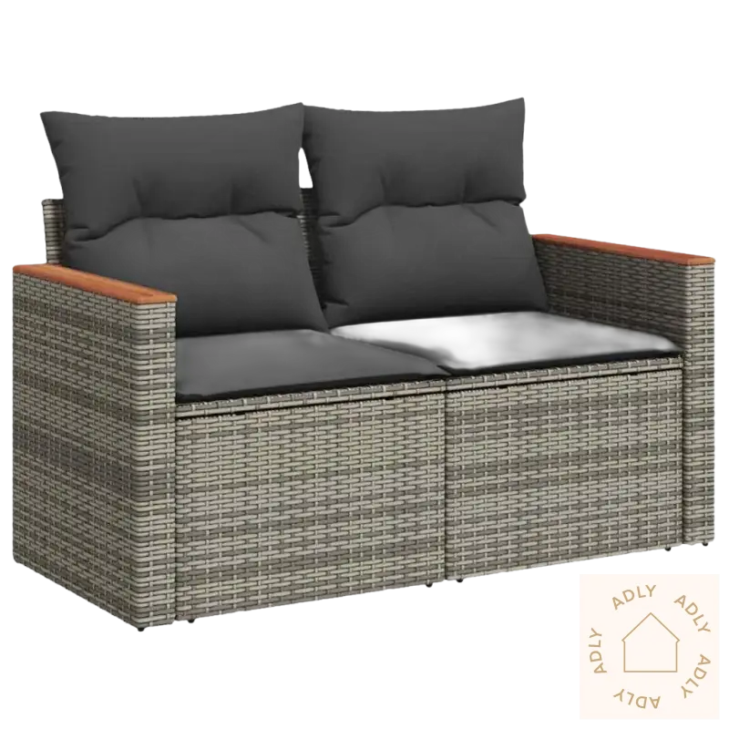 Grå wicker loveseat med mørke puter, laget av grå materialer og pulverlakkert stål