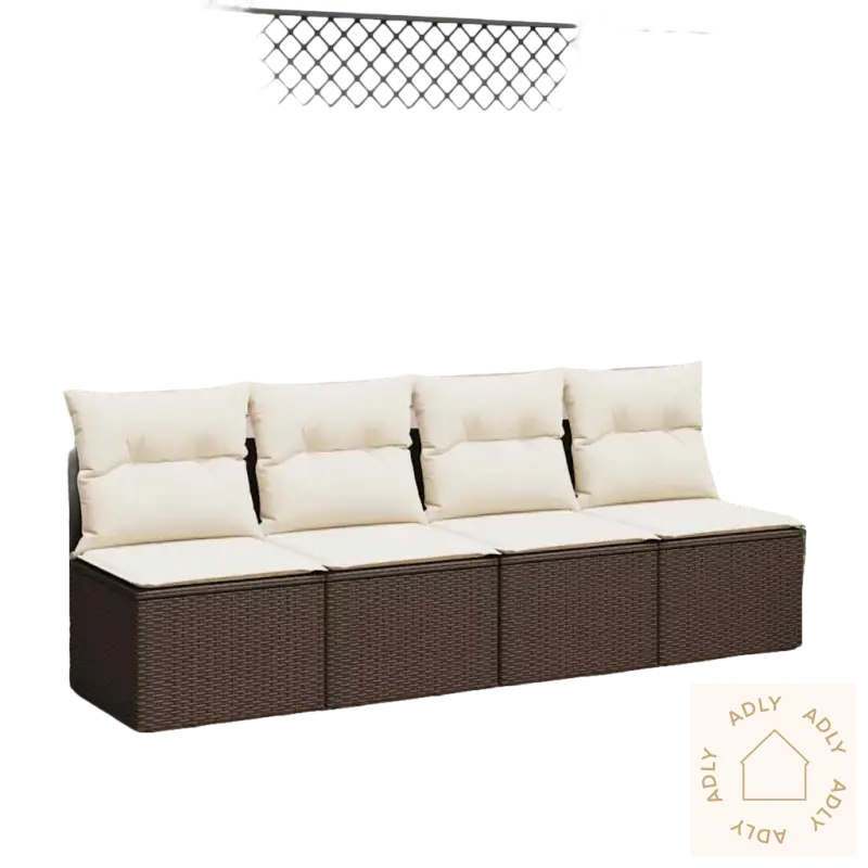 Brown wicker utendørs sofa med cream puter, vaskbart trekk og modulært design