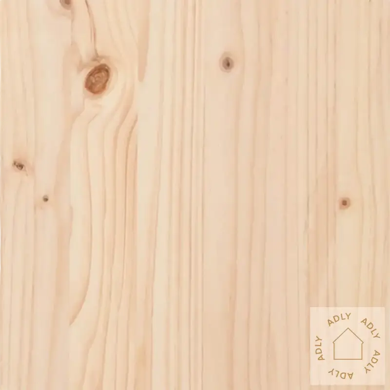 Lightfarget heltre furu med rustikk sjarm, perfekt for hagemøbler