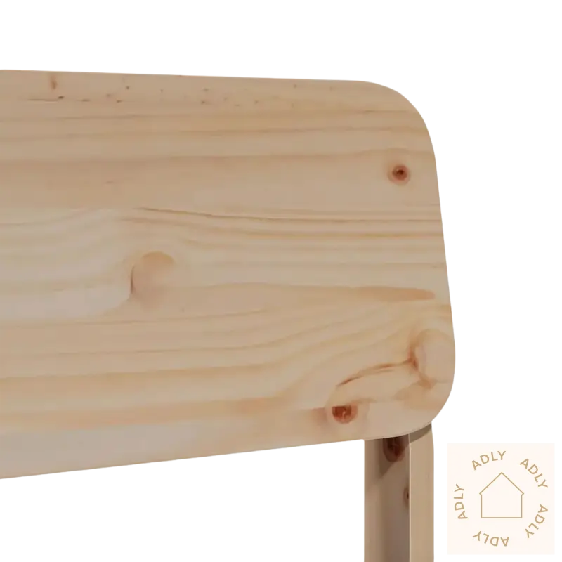 Lys trebak på hagestol i heltre furu med rustikk sjarm for hagemøbler