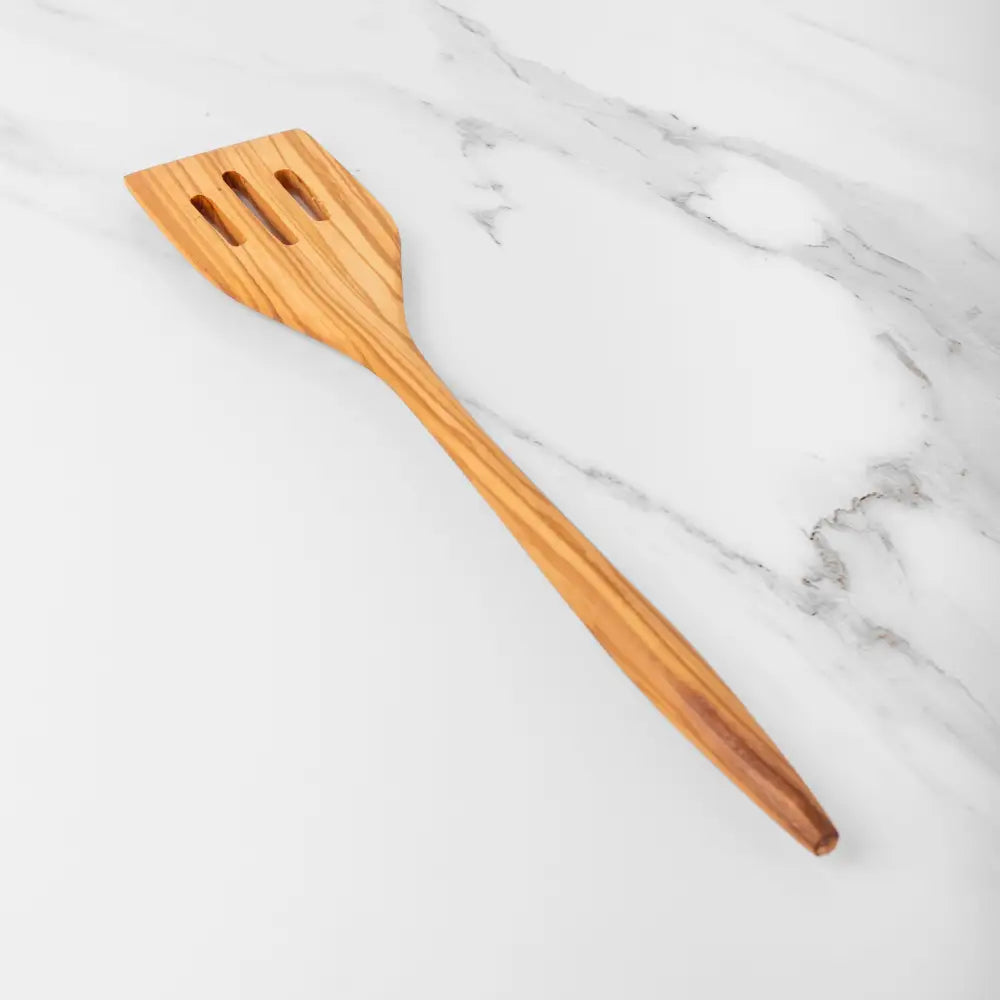 Håndlaget oliventre stekespade med spaltemønster for enkel matlaging