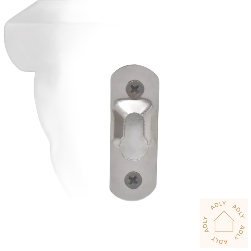 Hvitt vegghyller med metallbrakett, perfekt for klassiske vegghyller i barokkstil