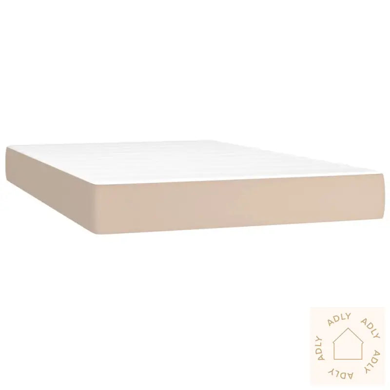 Komfortabel fjærmadrass med beige og hvit overflate, perfekt for hagemøbler