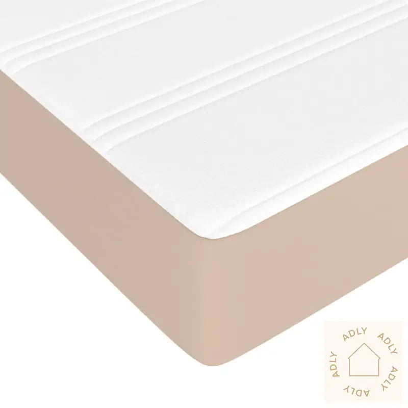 Bilde av komfortabel fjærmadrass med hvitt topp og beige base for praktiske møbler