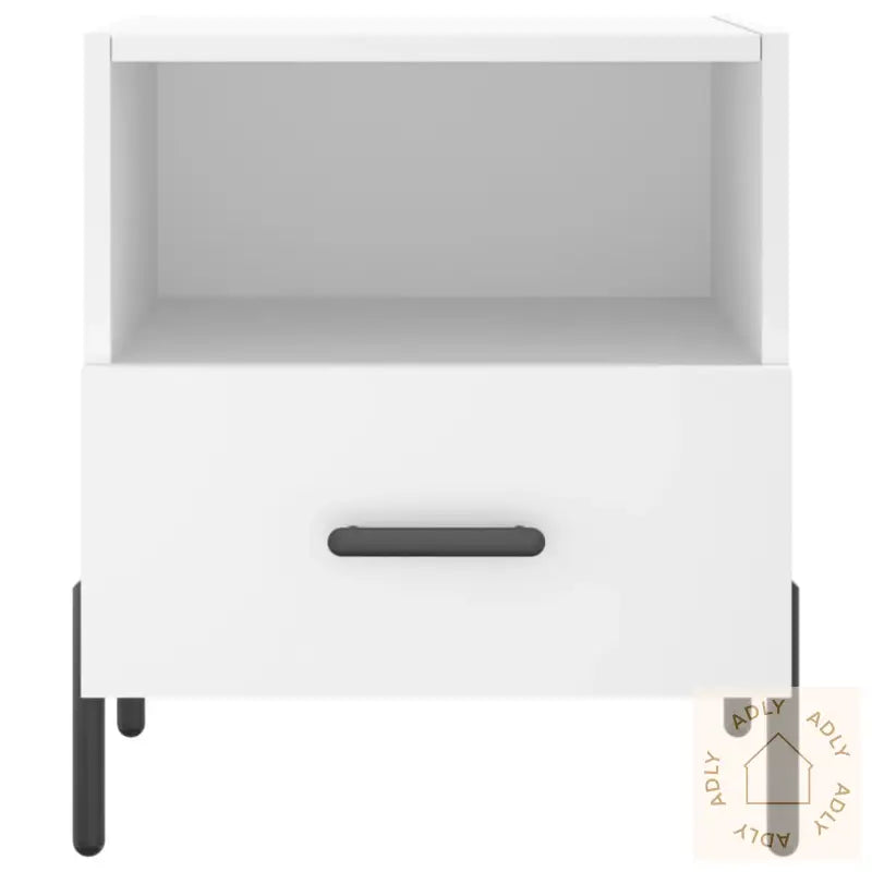 Hvitt moderne nattbord med romslig lagringsplass i slitesterkt treverk, perfekt til hagemøbler