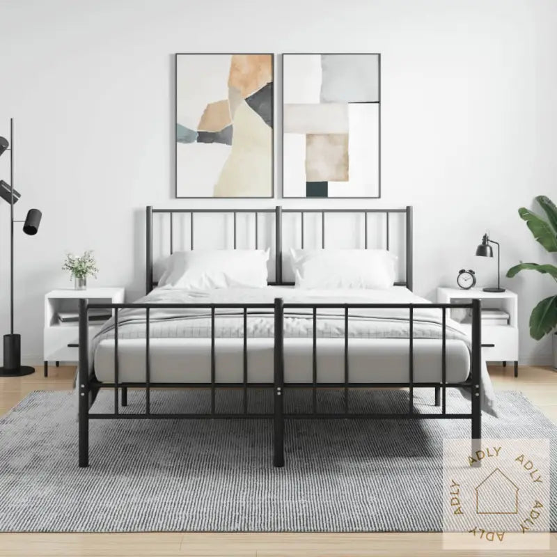 Bilde av moderne nattbord med romslig lagringsplass og svart metallramme