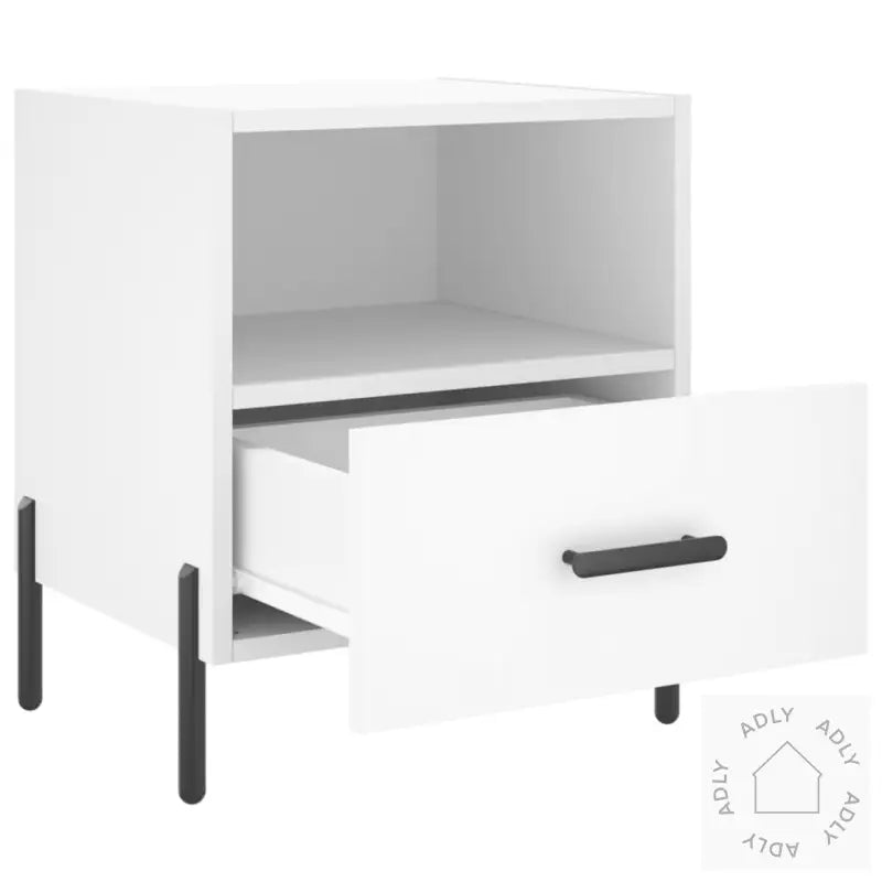 Hvit moderne nattbord med åpen skuff og romslig lagringsplass i slitesterkt treverk