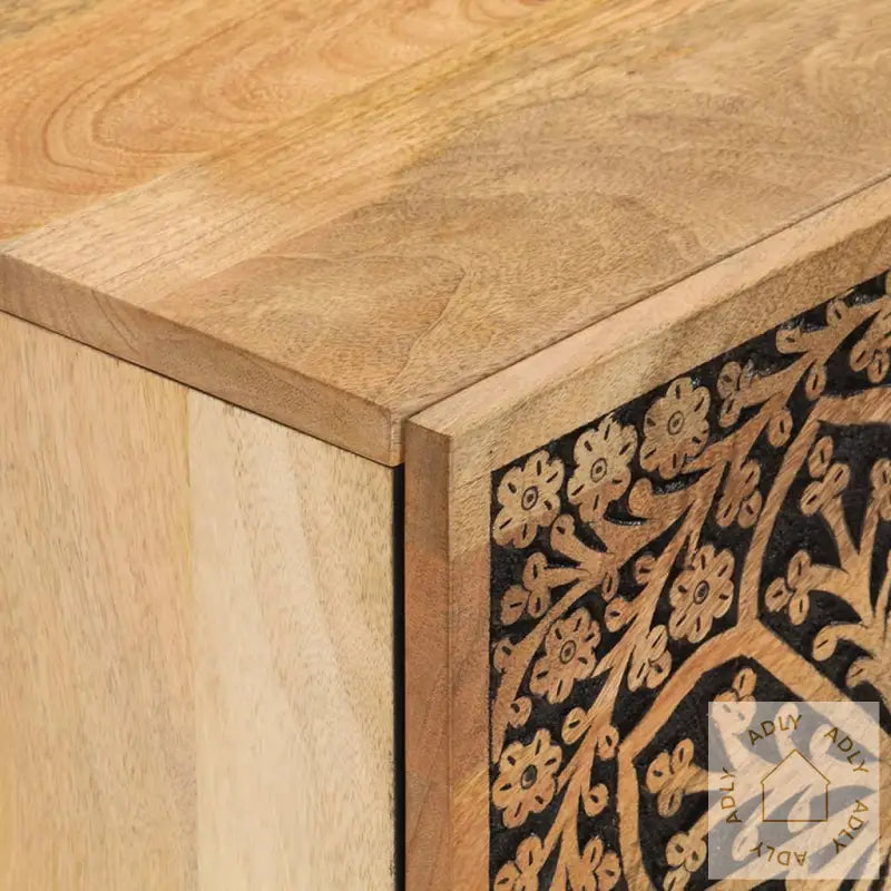 Nattbord i heltre mango med floral carving og elegante retrodetaljer
