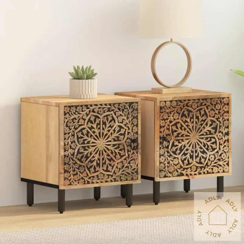 To late a bild av to heltre mango nattbord med fine floralcarvings, elegant mango elegante style