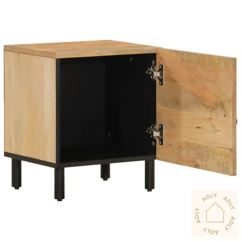 Nattbord i heltre mango med elegant retrodetaljer og åpen dør, heltre mango elegante