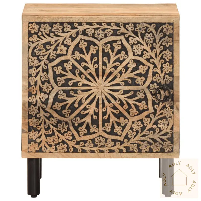 Nattbord i heltre mango med elegante floralcarvings for retrostil