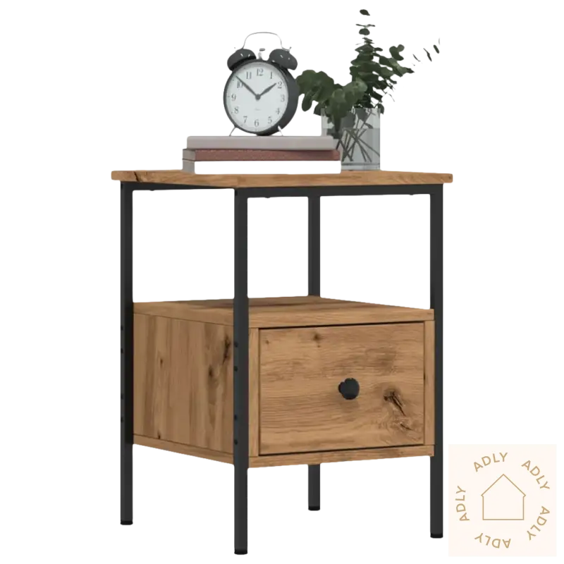 Nattbord i artisan eik med justerbare føtter og metalramme, perfekt for hagemøbler