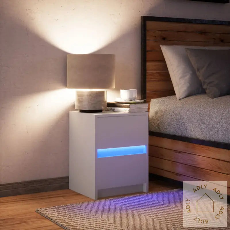 Nattbord Med Led Hvit Konstruert Tre