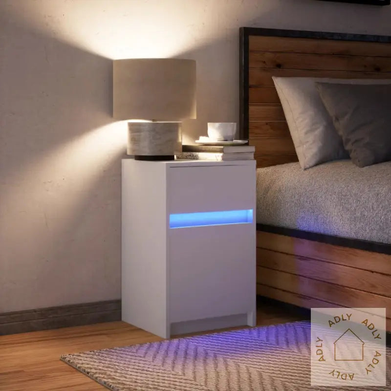 Nattbord Med Led Hvit Konstruert Tre