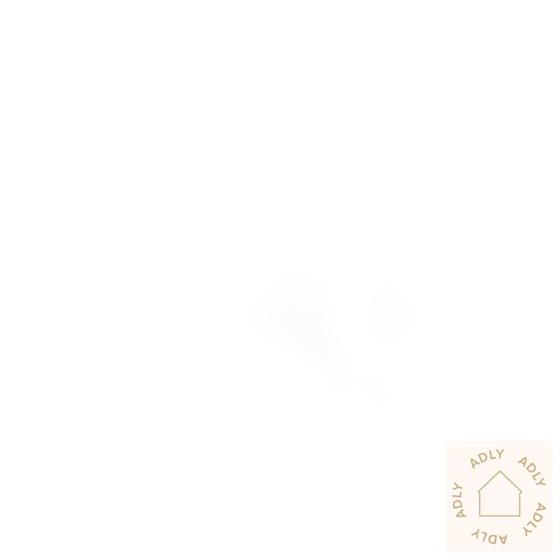 Blank hvit plass i praktisk bokhylle fra Dine Møbler for hjemmet og hagemøbler