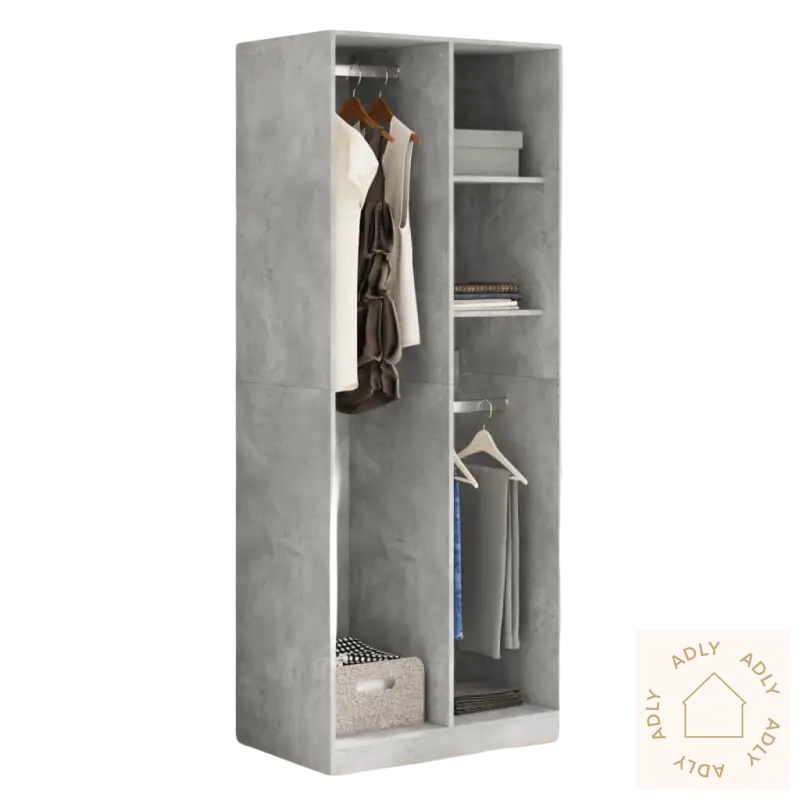 Praktisk garderobeskap med enkel montering i solid treverk og plass til klær og hyller