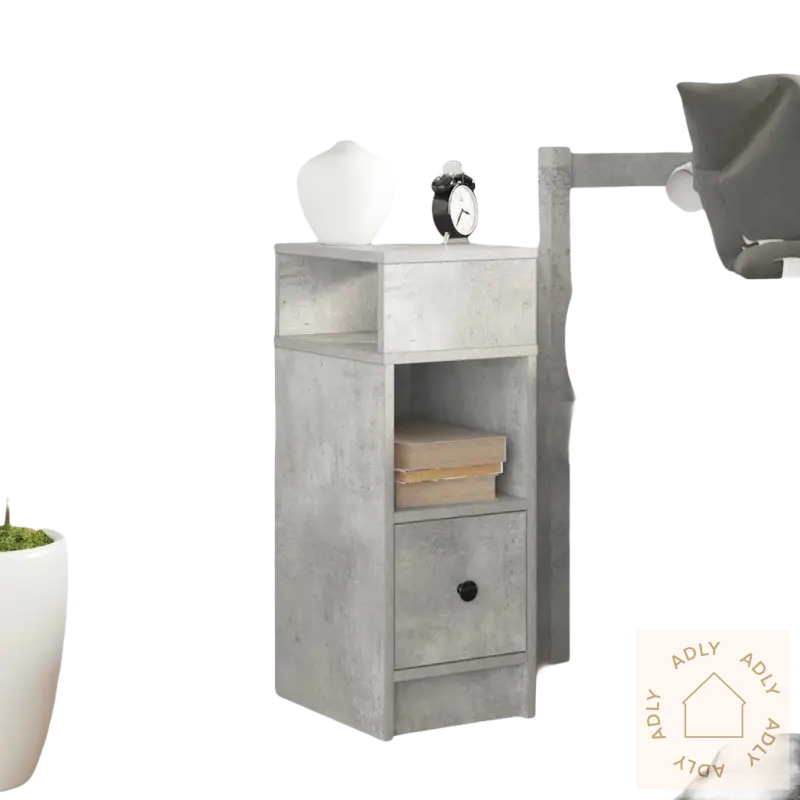 Praktisk nattbord med moderne design, lampe og klokke i norsk soverom