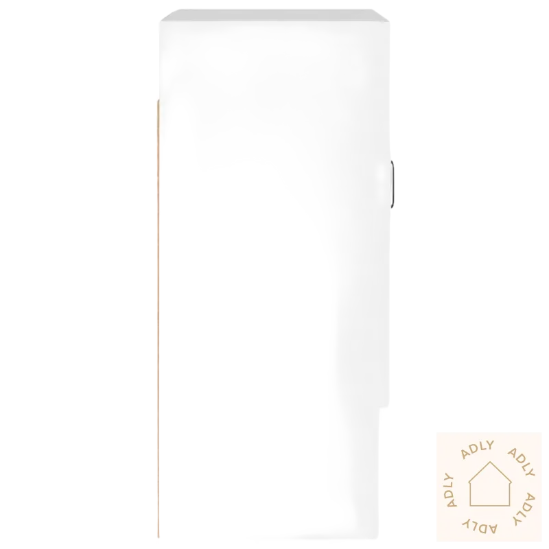 Hvit oppbevaringsskap i solid treverk for vegg med praktisk oppbevaringsløsning