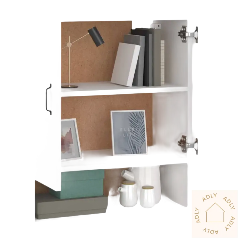 Hvitt veggmontert praktisk oppbevaringsskap i solid treverk med åpnet dør