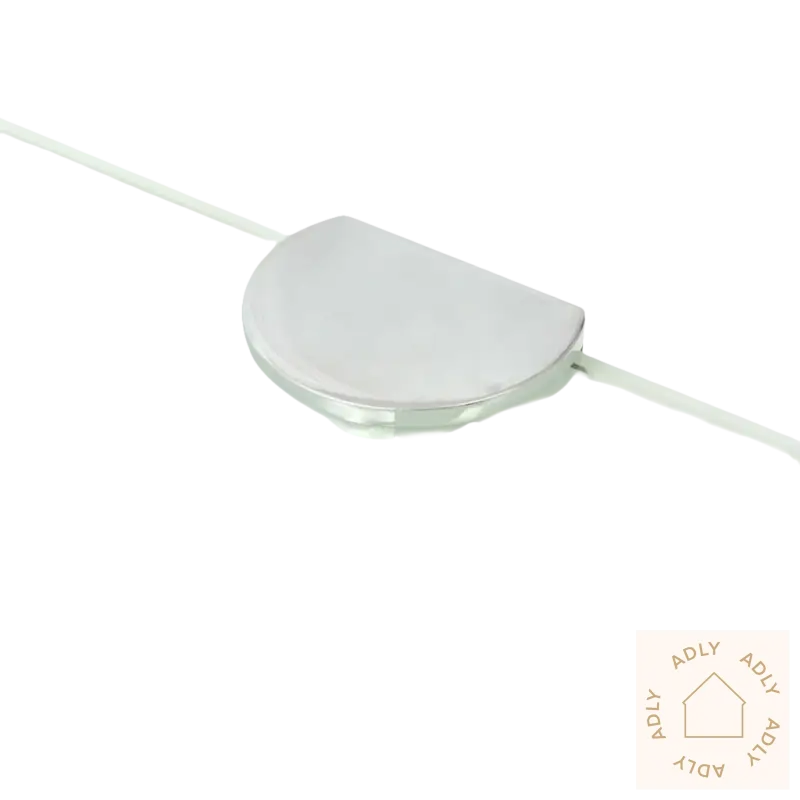 Glasshylle med chrome bracket for praktisk vegghylle i herdet glass, perfekt til hagemøbler