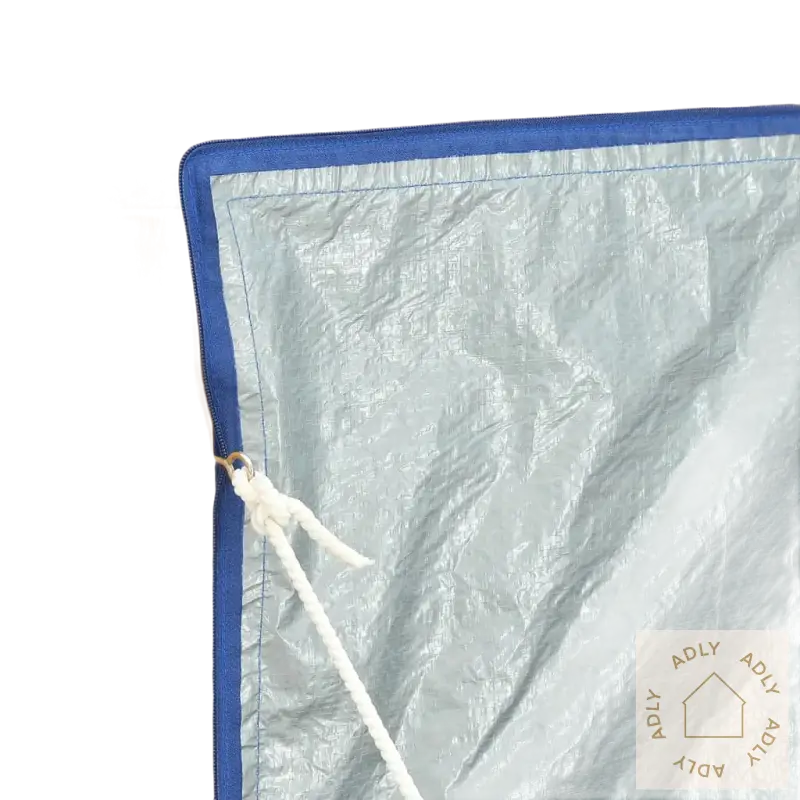Sølvfarget tarp med blå kant for heltre teak I hage og kjøkken oppbevaring