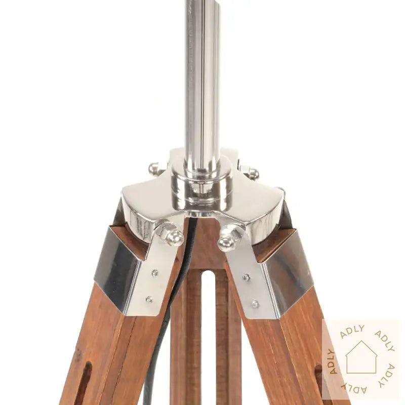 Gulvlampe Med Stativ Honningbrun Og Hvit Heltre Teak 141 Cm