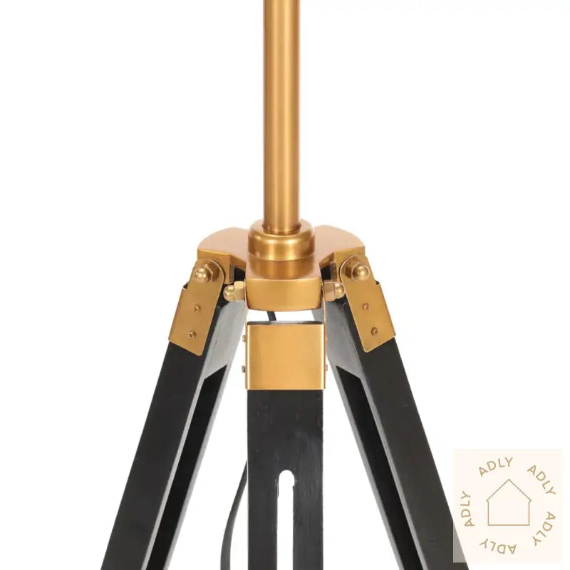 Gulvlampe Med Stativ Svart Og Gull Heltre Teak 141 Cm